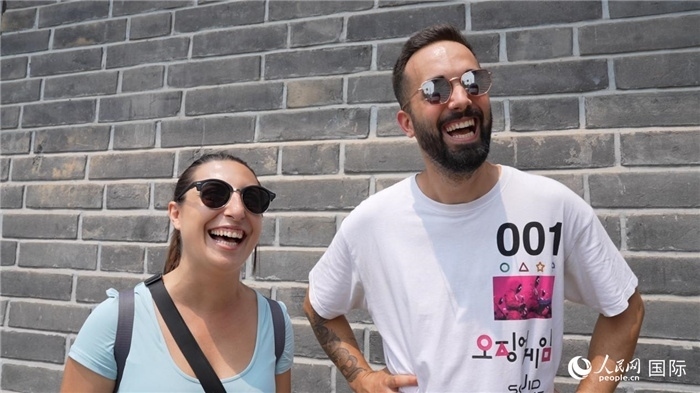 圖為西班牙籍游客塔瑪拉·魯伊斯·查莫羅（左）和馬克·普拉達(dá)·巴約納（右）。人民網(wǎng)記者 吳超嵐攝