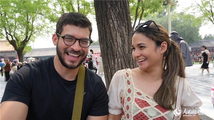 圖為巴拿馬籍游客阿德里安·岡薩雷斯（Adrian Gonzalez）（左）和丹尼斯·岡薩雷斯（Denisse Gonzalez）（右）。人民網(wǎng)記者 吳超嵐攝