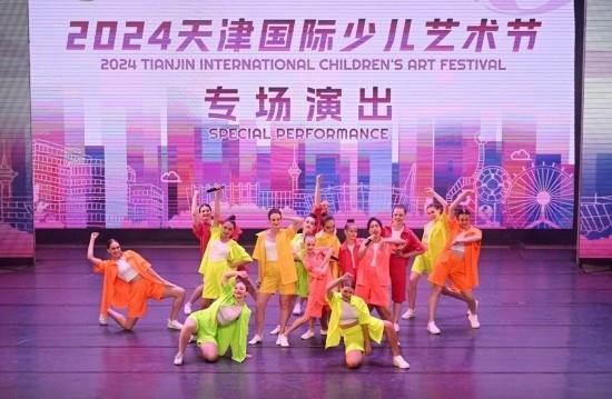 7月22日，來自俄羅斯的舞蹈團演員在藝術(shù)節(jié)上展演。新華社記者 趙子碩 攝