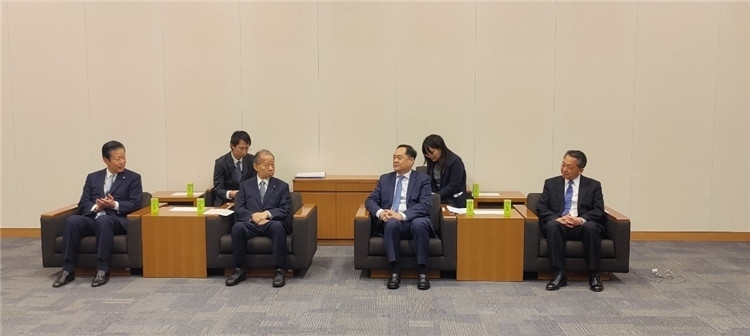 4月11日，楊萬(wàn)明會(huì)長(zhǎng)在東京會(huì)見(jiàn)日中友好議員聯(lián)盟會(huì)長(zhǎng)二階俊博（左二）。中國(guó)人民對(duì)外友好協(xié)會(huì)供圖