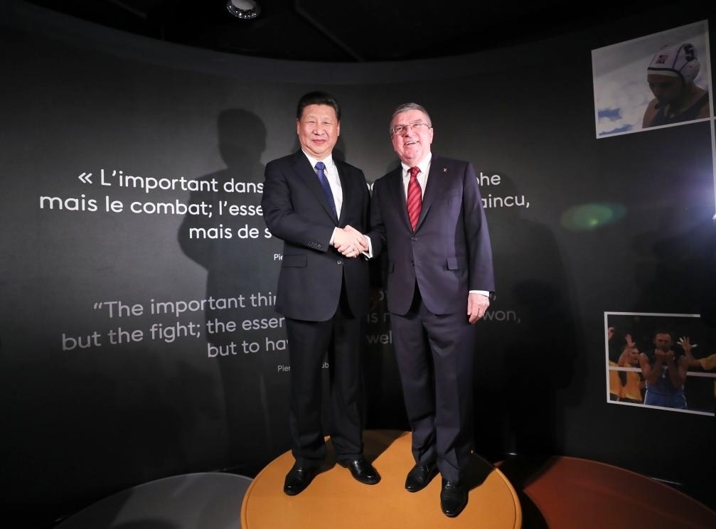 2017年1月18日，國(guó)家主席習(xí)近平在瑞士洛桑國(guó)際奧林匹克博物館會(huì)見國(guó)際奧林匹克委員會(huì)主席巴赫。這是習(xí)近平和巴赫在奧運(yùn)冠軍領(lǐng)獎(jiǎng)臺(tái)上合影。新華社記者 蘭紅光 攝