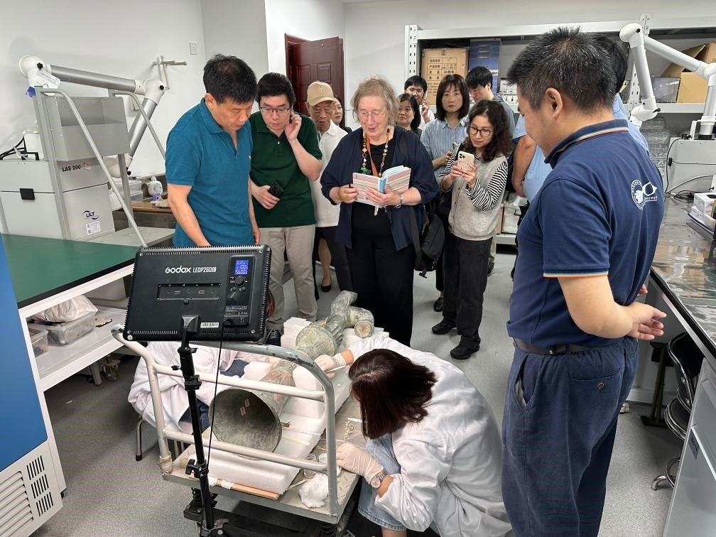 2024年5月28日，英國(guó)考古學(xué)家、牛津大學(xué)教授杰西卡·羅森在文物保護(hù)修復(fù)實(shí)驗(yàn)室觀摩文物。新華社發(fā)（四川省文物考古研究院供圖）