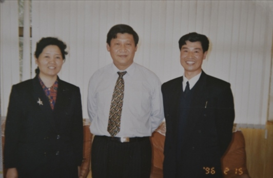 1996年2月，時任福建省委副書記、福州市委書記的習(xí)近平與從空軍引進的廈航飛行員劉子義(右一)、劉子義的妻子趙亞林（左一）在福州的合影。（廈門航空有限公司供圖）