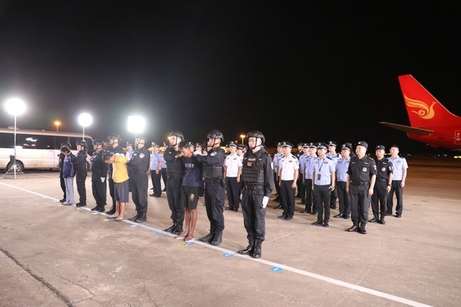 押解現(xiàn)場。公安部供圖