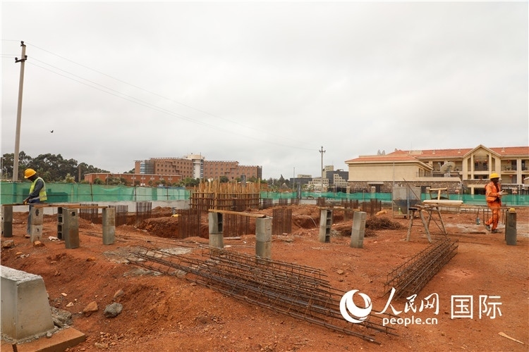 圖為孔子學(xué)院項(xiàng)目施工現(xiàn)場(chǎng)。人民網(wǎng)記者 沈小曉攝。