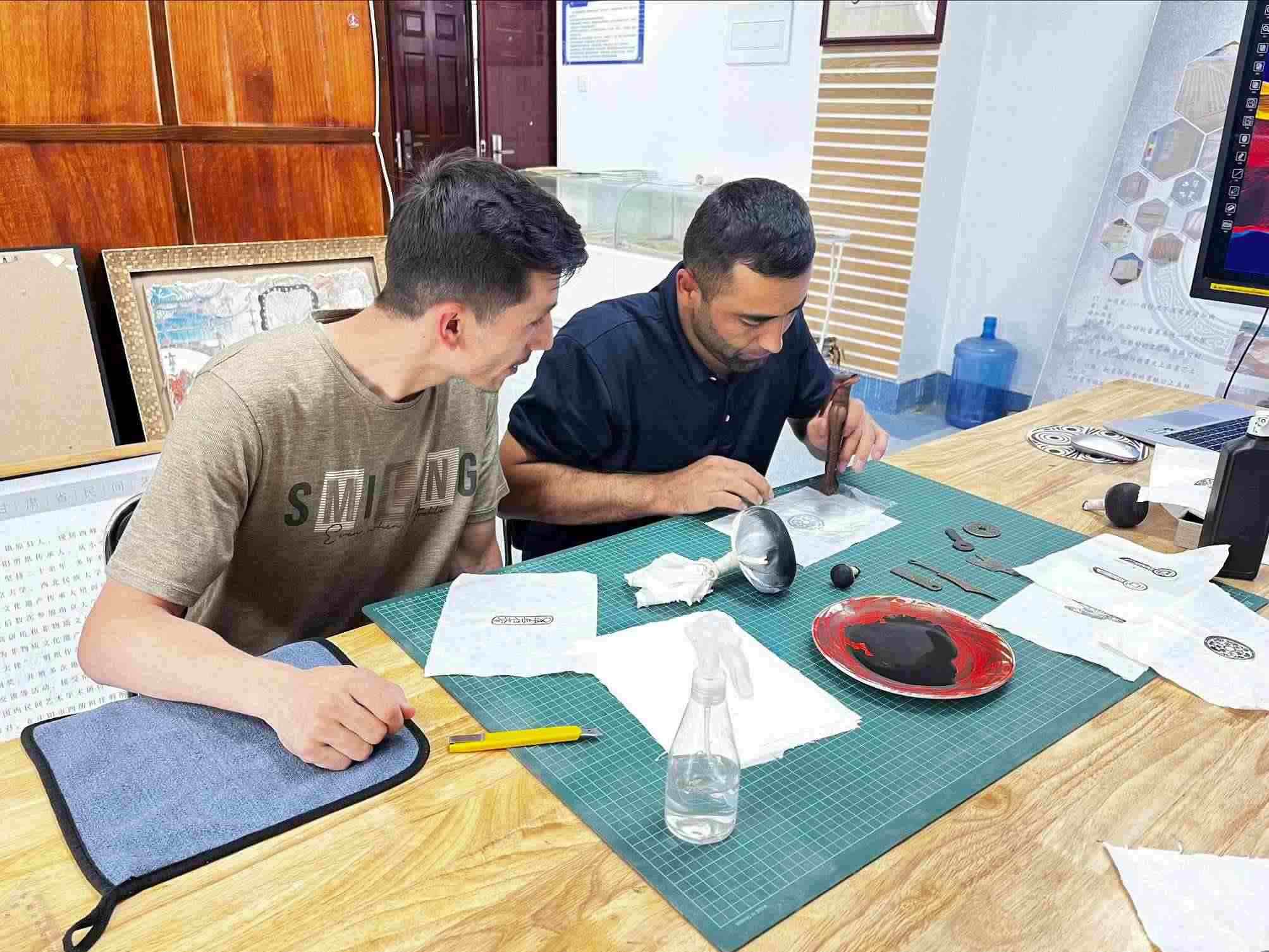 營員們動手體驗(yàn)“非遺”技藝。校方供圖