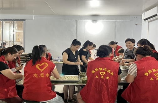 志愿者在以孝治家大食堂工作。（受訪者供圖）