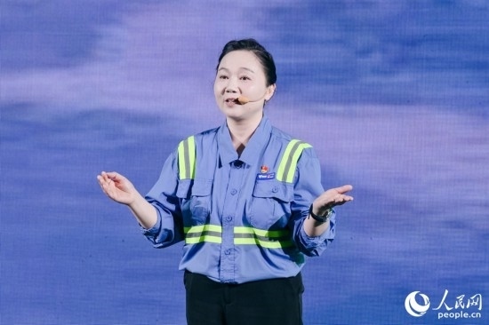 黃英紅講述在互聯(lián)網“種地”的故事。人民網攝