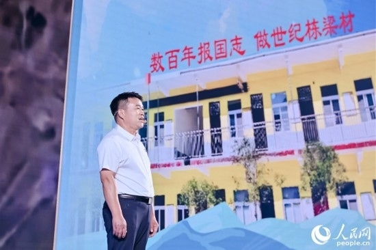 張玉滾分享用一根扁擔送孩子們走出大山的故事。人民網攝