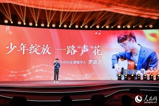 羅高丞在臺上分享自己的創(chuàng)作心路。人民網攝