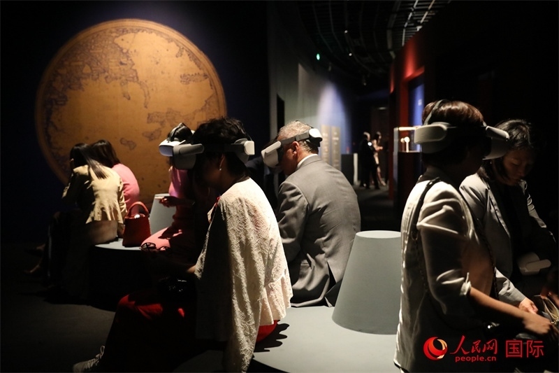 嘉賓在展覽“傳奇之旅：馬可·波羅與絲綢之路上的世界”VR體驗(yàn)區(qū)參觀。人民網(wǎng) 殷韜攝