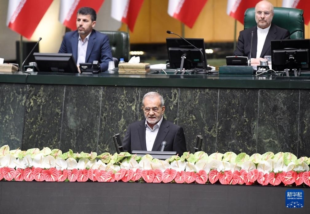 7月30日，佩澤希齊揚(yáng)（前）在伊朗德黑蘭的伊朗議會(huì)宣誓就任伊朗總統(tǒng)后發(fā)表就職演說(shuō)。新華社記者 沙達(dá)提 攝