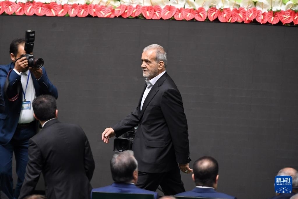 7月30日，在伊朗德黑蘭的伊朗議會(huì)，佩澤希齊揚(yáng)（中）抵達(dá)總統(tǒng)就職典禮現(xiàn)場(chǎng)。新華社記者 沙達(dá)提 攝