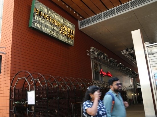 2023年5月29日，人們經(jīng)過美國紐約曼哈頓的“國債鐘”?！皣鴤姟笔且粋€(gè)大型計(jì)數(shù)器，它實(shí)時(shí)更新美國的公共債務(wù)總額，并顯示出每個(gè)美國家庭所要負(fù)擔(dān)的數(shù)額。 新華社記者劉亞南攝