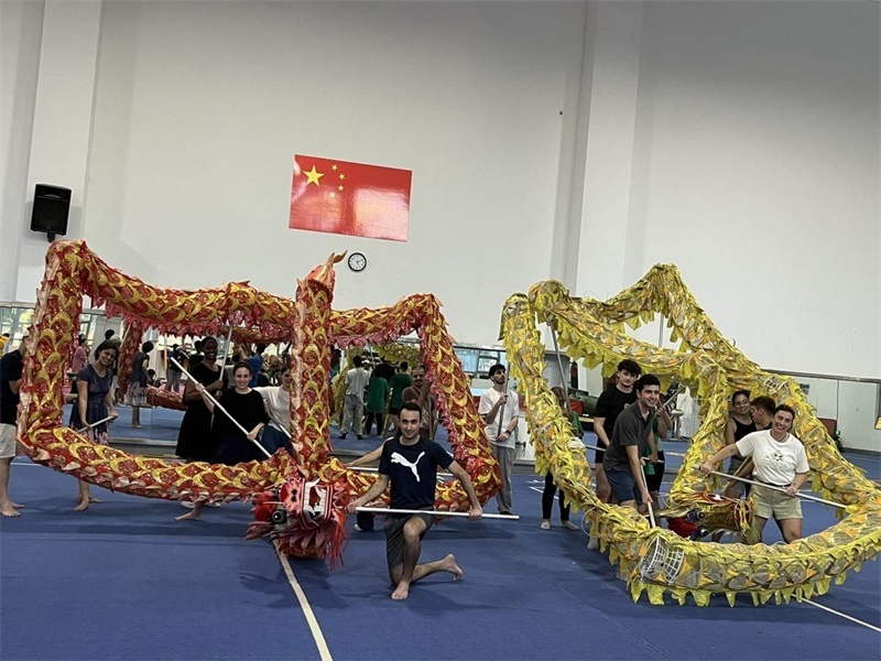 在中國和巴西共迎兩國建交50周年之際，巴西圣保羅州立大學孔子學院今年7月成功組織多批、近40名巴西青少年來華進行短期訪問交流，圖為訪問團成員在中國參加文化體驗活動。 巴西圣保羅州立大學孔子學院供圖