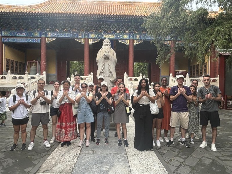 在中國和巴西共迎兩國建交50周年之際，巴西圣保羅州立大學孔子學院今年7月成功組織多批、近40名巴西青少年來華進行短期訪問交流，圖為訪問團成員參加文化體驗活動。 巴西圣保羅州立大學孔子學院供圖