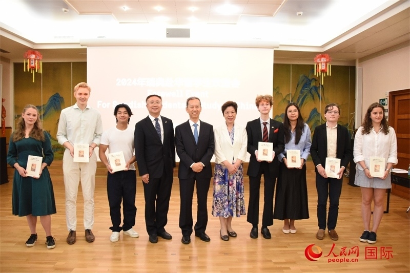 中國駐瑞典大使崔愛民與赴華瑞典留學(xué)生合影。人民網(wǎng)記者 殷淼攝