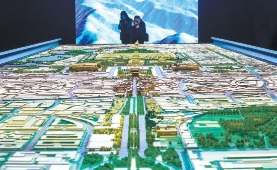 首都博物館“輝煌中軸”展廳內(nèi)，十六米長的中軸線沙盤，配以立體投影技術(shù)，展現(xiàn)北京中軸線之壯美。 本報記者 武亦彬攝