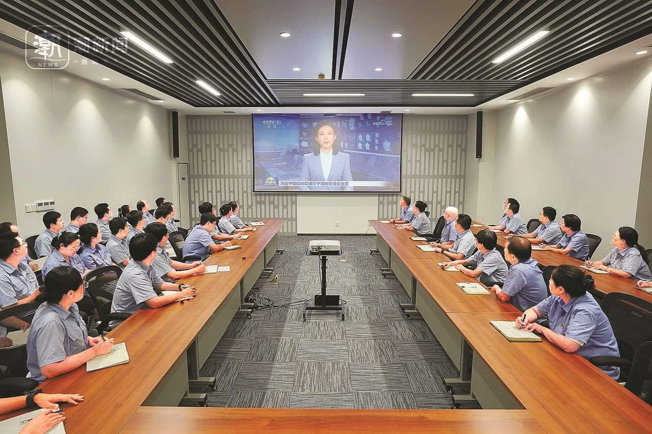 2024年8月1日晚，寧波永新光學(xué)股份有限公司員工集體觀看央視《新聞聯(lián)播》關(guān)于國家主席習(xí)近平給包陪慶、曹其鏞等祖籍寧波的香港企業(yè)家回信的報(bào)道。潮新聞?dòng)浾?賀元?jiǎng)P 彭鵬 周旭輝 攝