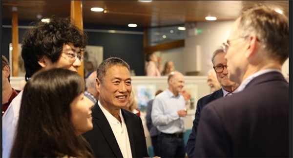 盧中見(jiàn)與嘉賓交流中國(guó)畫(huà)。許晉熙攝