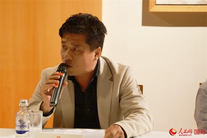 巴西中國(guó)浙江商會(huì)會(huì)長(zhǎng)鄭俠茂在座談會(huì)上致辭。人民網(wǎng)記者 陳海琪攝