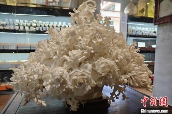 福建德化陶瓷以“白”見長，因白如雪、明如鏡、薄如紙、聲如磬、潤如玉而享譽世界。 吳冠標 攝