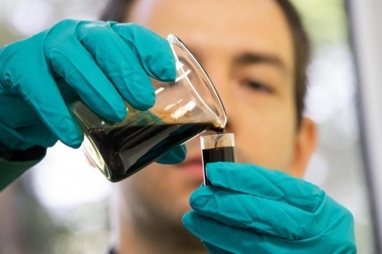 2022年5月24日，在匈牙利薩茲豪隆包陶多瑙河煉油廠，一名工人對(duì)通過阿德里亞輸油管道運(yùn)達(dá)的原油樣品進(jìn)行質(zhì)量分析。新華社發(fā)（弗爾季·奧蒂洛攝）