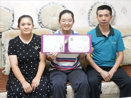 楊雨和父母。清華大學(xué)供圖