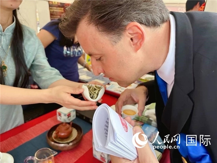 德國(guó)市民品鑒中國(guó)茶。人民網(wǎng)記者 劉赫攝