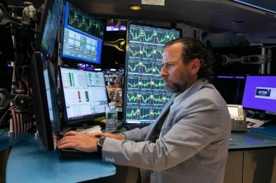 5月3日，交易員在美國(guó)紐約證券交易所交易大廳工作。新華社發(fā)（郭克攝）