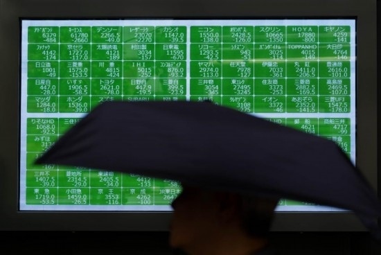 8月2日，在日本東京，行人經(jīng)過一處股指信息電子顯示屏。新華社記者張笑宇攝