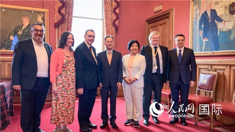 圖為阿伯丁市政廳會見現(xiàn)場。人民網(wǎng) 郭錦標攝