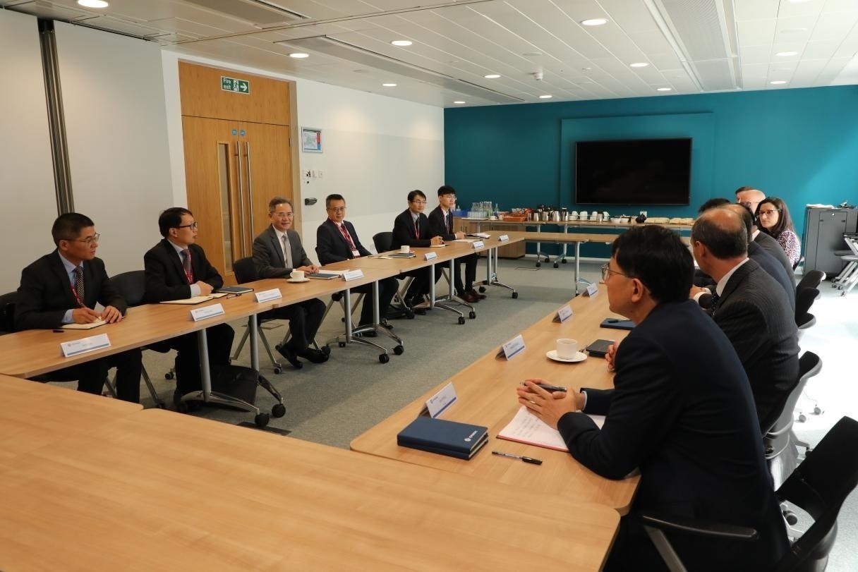 圖為中國駐英國大使鄭澤光與項目運營團(tuán)隊及企業(yè)合作機構(gòu)負(fù)責(zé)人座談現(xiàn)場。中國駐英國使館供圖
