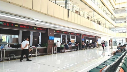 鄂托克旗政務(wù)服務(wù)中心“全科受理大綜窗”。 鄂托克旗政務(wù)服務(wù)與數(shù)據(jù)管理局供圖