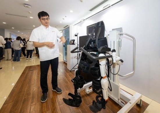 2024年5月24日，在位于上海市嘉定區(qū)的上海交通大學(xué)醫(yī)學(xué)院附屬瑞金醫(yī)院腫瘤質(zhì)子中心，工作人員介紹由瑞金醫(yī)院醫(yī)生和醫(yī)療公司共同研發(fā)的用于恢復(fù)患者下肢的醫(yī)療機(jī)器人。新華社記者 王翔 攝