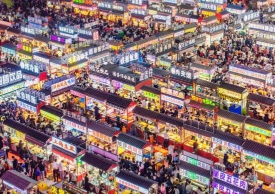 2024年4月21日，人們在河北省正定縣小商品夜市品嘗美食（無人機(jī)照片）。新華社發(fā)（武志偉 攝）