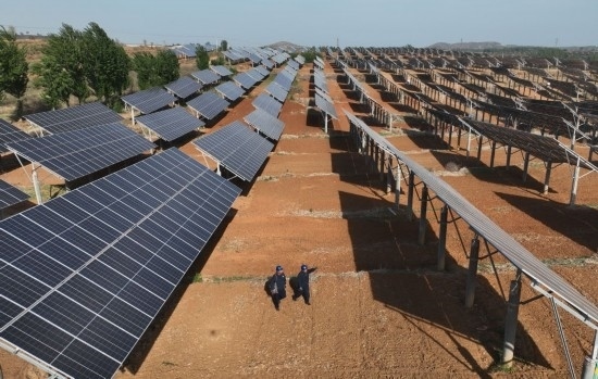 2024年4月16日，工人在河北省石家莊市靈壽縣譚莊鄉(xiāng)程家莊村的“農(nóng)光互補(bǔ)”光伏發(fā)電場巡查（無人機(jī)照片）。新華社記者 楊世堯 攝