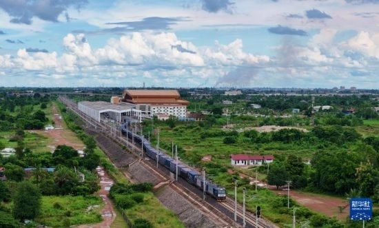 8月5日，由老撾籍火車司機(jī)獨(dú)立駕駛的滿載貨物的列車駛出萬(wàn)象站，向中國(guó)昆明進(jìn)發(fā)（無(wú)人機(jī)照片）。新華社發(fā)（楊永全 攝）