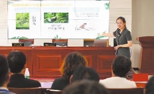 圖②：法官給旁聽群眾講解破壞生態(tài)環(huán)境的危害和法律后果。