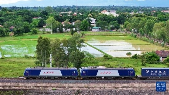 8月5日，由老撾籍火車司機(jī)獨(dú)立駕駛的滿載貨物的列車駛出萬(wàn)象站，向中國(guó)昆明進(jìn)發(fā)（無(wú)人機(jī)照片）。新華社發(fā)（楊永全 攝）