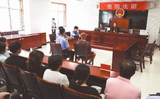 圖①：庭審現(xiàn)場。