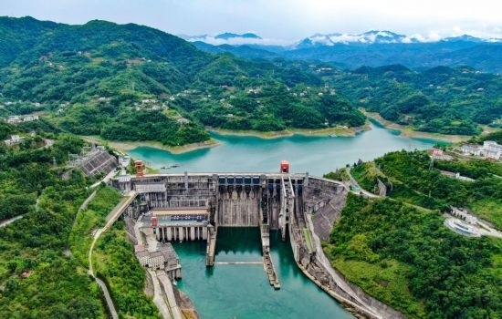 這是陜西安康水電站大壩（2024年6月21日攝，無人機(jī)照片）。新華社記者 蔡湘鑫 攝