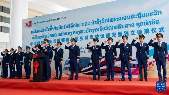 8月5日，在中老鐵路萬(wàn)象站，中老鐵路首批14名老撾籍火車司機(jī)進(jìn)行宣誓。新華社發(fā)（凱喬 攝）