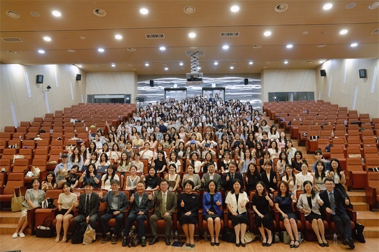 8月5日，第十一屆在韓國際中文教育志愿者崗中培訓舉行開班儀式。圖為活動現(xiàn)場合影。 教育部中外語言交流合作中心供圖