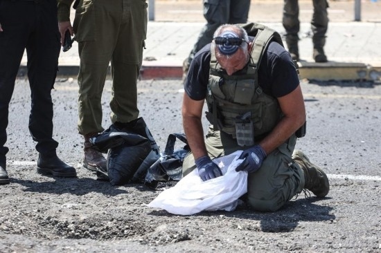 8月6日，在以色列納哈里亞，警方在無(wú)人機(jī)襲擊現(xiàn)場(chǎng)開展工作。以色列國(guó)防軍6日發(fā)表聲明說(shuō)，多架無(wú)人機(jī)當(dāng)天從黎巴嫩射向以色列，造成以色列邊境城市納哈里亞數(shù)名平民受傷。新華社/基尼圖片社