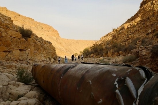 這是4月28日在以色列南部城市阿拉達附近拍攝的伊朗導彈殘骸。新華社發(fā)（賈馬爾·阿瓦德攝）