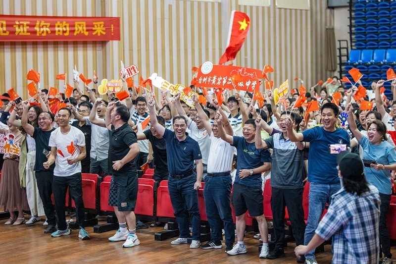 北京時(shí)間7月27日，2024年巴黎奧運(yùn)會(huì)首個(gè)比賽日，在射擊10米氣步槍混合團(tuán)體比賽中，中國(guó)選手黃雨婷/盛李豪獲得金牌。圖為黃雨婷的母校師生們通過(guò)收看奧運(yùn)直播的方式為她加油助威。