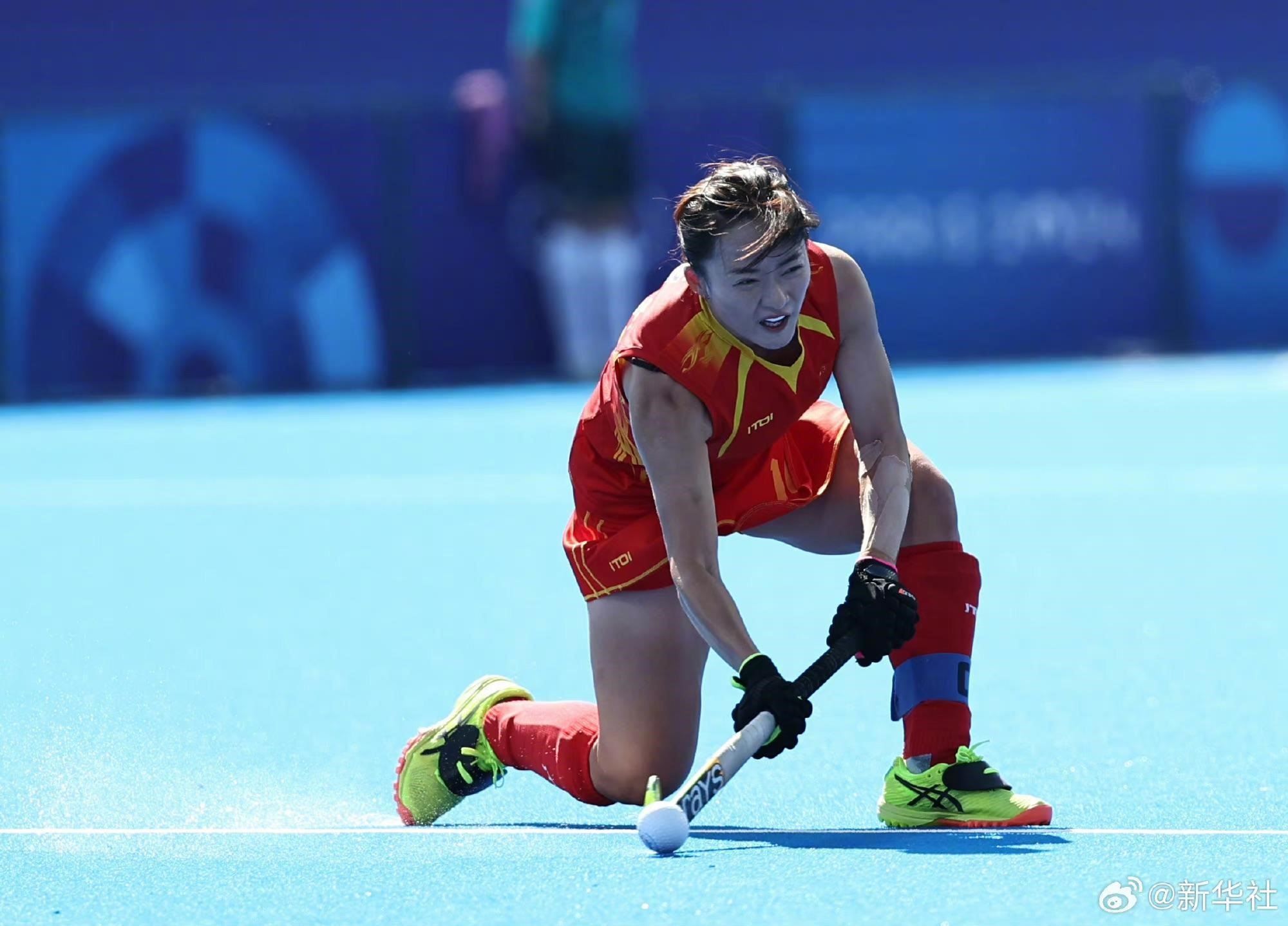 巴黎奧運(yùn)會(huì)上，中國(guó)女子曲棍球隊(duì)在賽場(chǎng)揮灑汗水