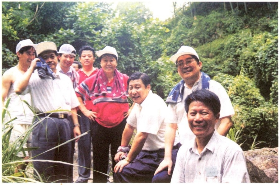 1999年6月，習(xí)近平在福州森林公園參加紀(jì)念毛主席“發(fā)展體育運(yùn)動(dòng)，增強(qiáng)人民體質(zhì)”題詞47周年登山健身活動(dòng)。（資料照片，來(lái)源：《習(xí)近平在福建》（下））