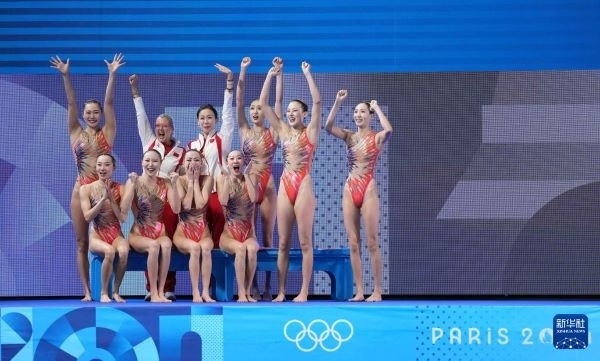 北京時間8月8日凌晨，巴黎奧運會花樣游泳集體項目的最后一項比賽集體技巧自選在巴黎奧林匹克水上運動中心舉行。中國隊奪得花樣游泳集體項目金牌。圖為中國隊在比賽后慶祝奪冠。新華社記者 薛宇舸 攝